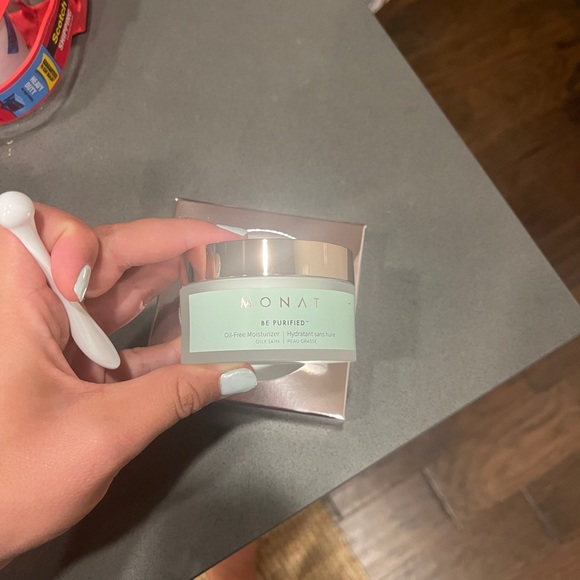 NEW MONAT BE PURIFIED OIL FREE MOISTURIZER WITH HYALURONIC ACID + NIACINAMIDE - Picture 8 of 8